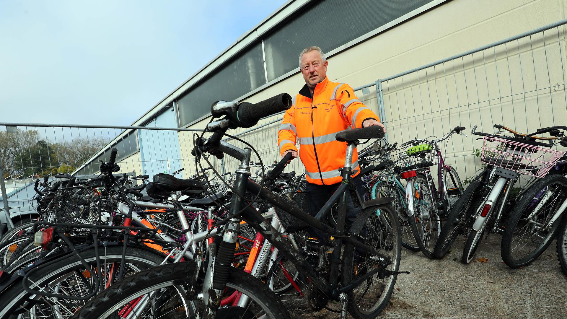 Fahrräder lagern beim AfA, zuständig ist Qualitätsmanager Werner Lenhard.