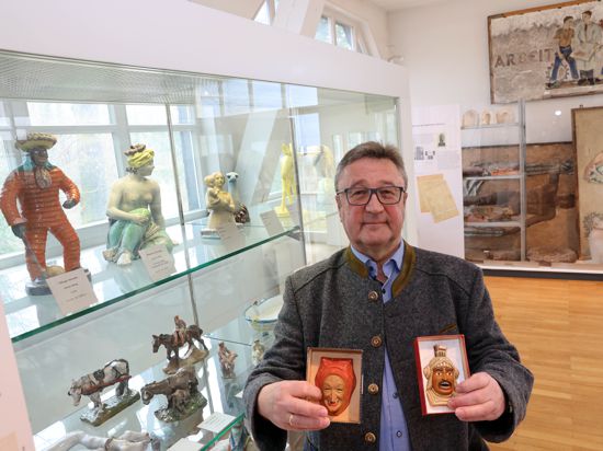 Der Daxlander Brauchforscher und Sammler Jürgen  Stoll sucht im Majolika-Museum am Ahaweg in Karlsruhe Keramiken mit närrischen Motiven. Die Miniaturlarven in seiner Hand aus Stolls eigenem Besitz sind in der Majolika entstanden.