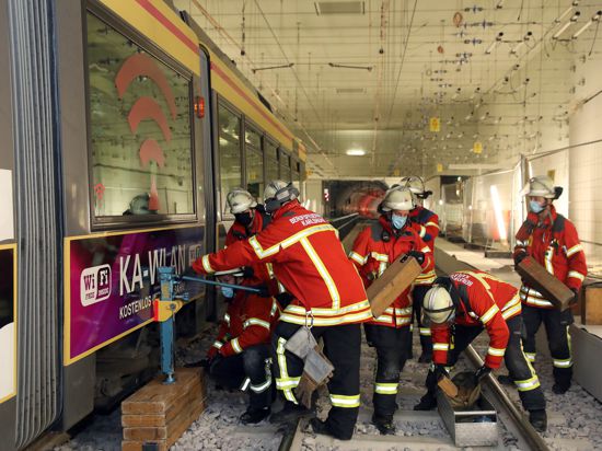 Im Tunneleinsatz: Die Feuerwehrleute befreien bei einer Übung in der U-Strab-Station Marktplatz eine Puppe, die unter dem Niederflurwagen eingeklemmt ist.