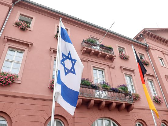 Israelflagge vor dem Rathaus Karlsruhe