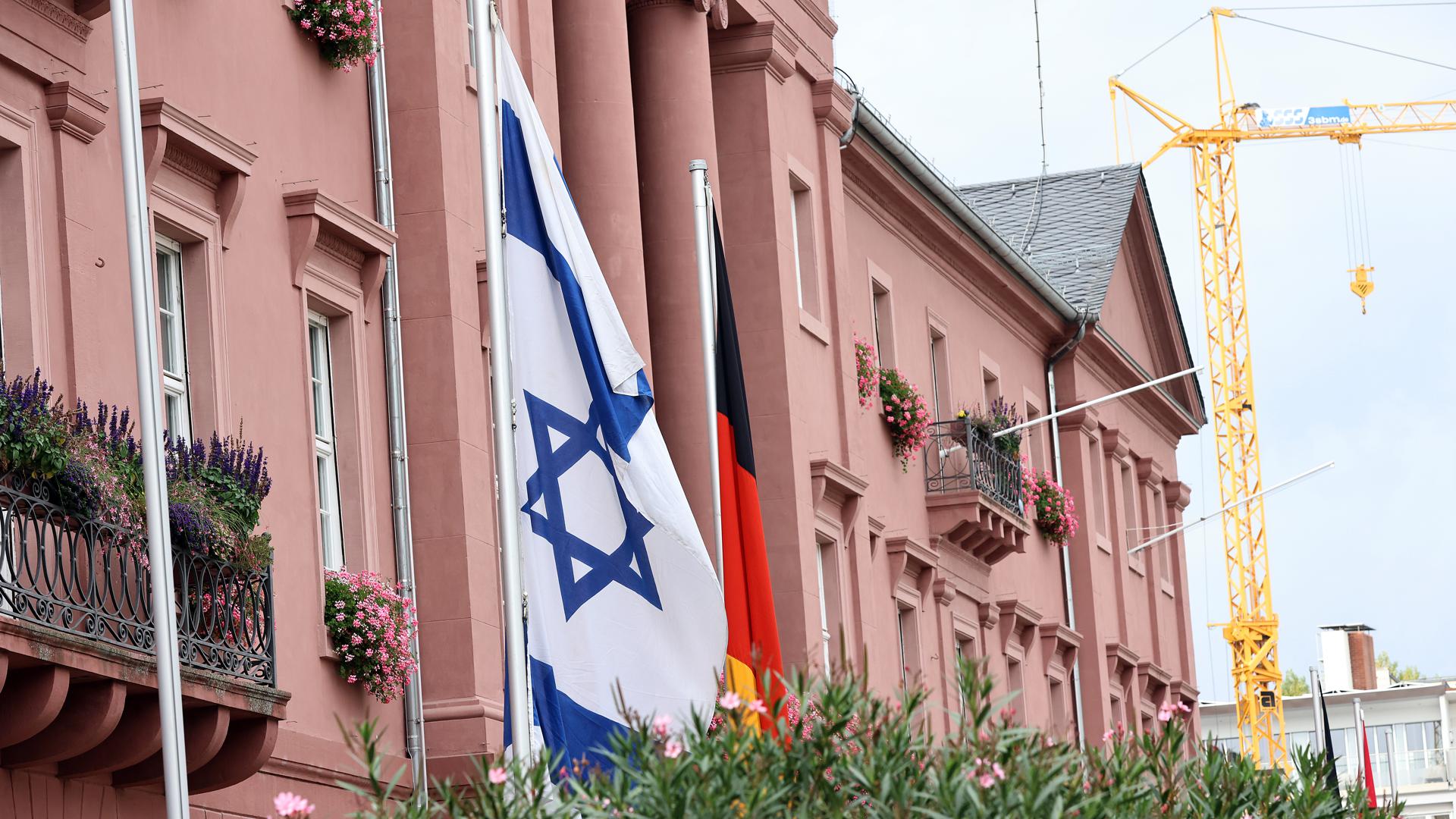 Israel-Flagge vor dem Karlsruher Rathaus
