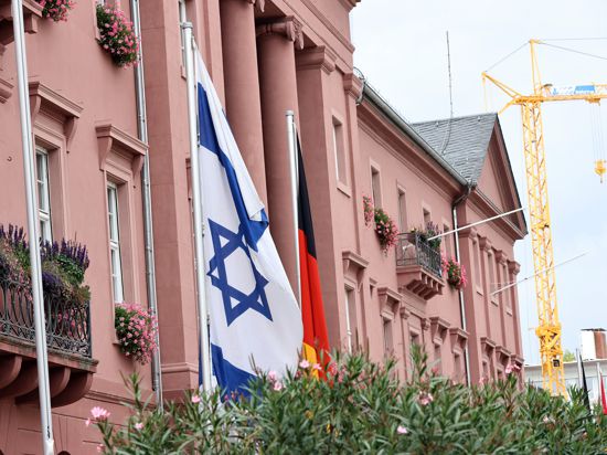Israel-Flagge vor dem Karlsruher Rathaus