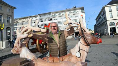 Falko Traber und Rentiere aus Holz auf dem Karlsruher Marktplatz