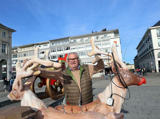 Falko Traber und Rentiere aus Holz auf dem Karlsruher Marktplatz