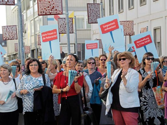 Eine Gruppe Frauen demonstrieren mit Schildern auf dem Platz der Grundrechte