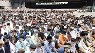 In Richtung Mekka: Mit dem Freitagsgebet stimmen sich die Teilnehmer auf die Versammlung ein. Weiterer Höhepunkt ist die Live-Ansprache des islamischen Kalifen aus London.
