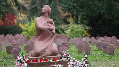 Dieses Mahnmal auf dem Karlsruher Hauptfriedhof erinnert an die Opfer der Luftangriffe im Zweien Weltkrieg