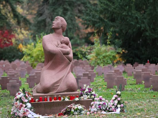 Dieses Mahnmal auf dem Karlsruher Hauptfriedhof erinnert an die Opfer der Luftangriffe im Zweien Weltkrieg