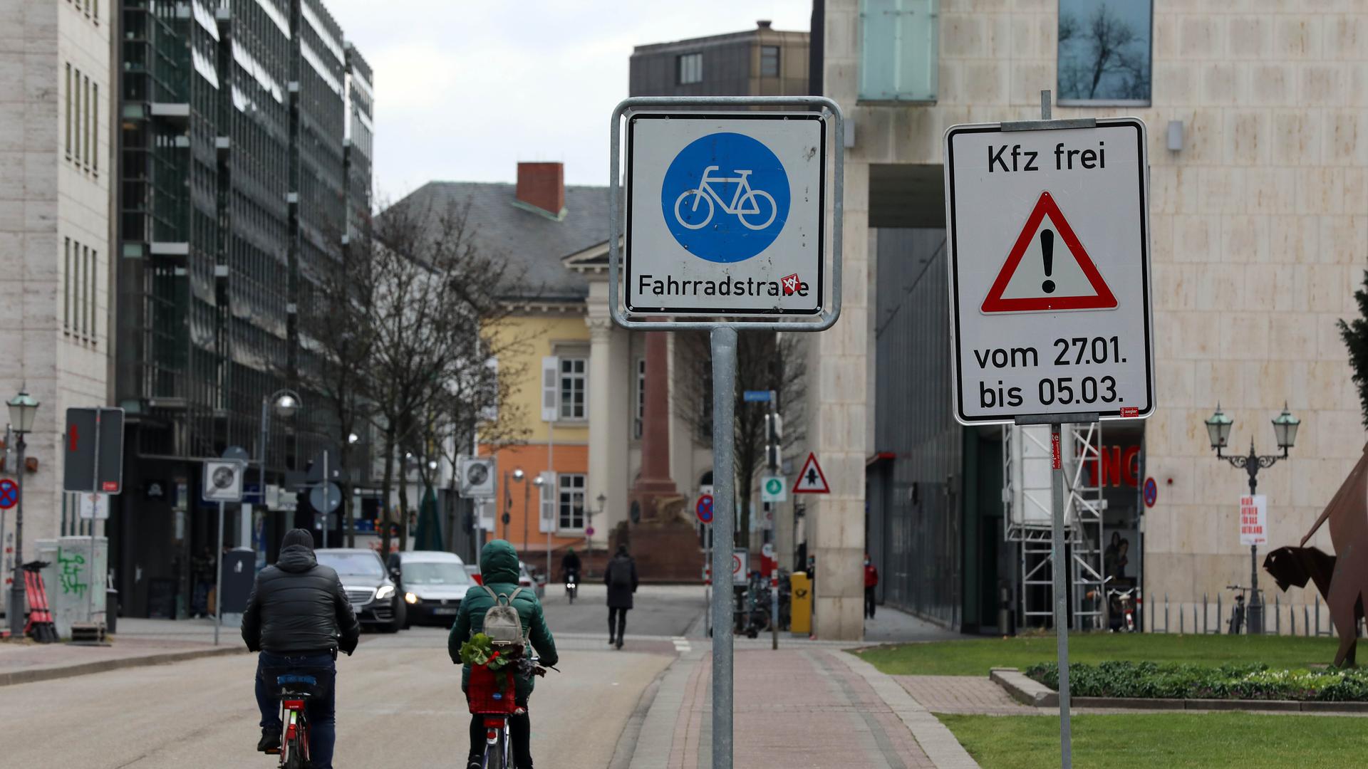 Die Straße ist für alle da: Auf dem Friedrichsplatz herrscht sechs Wochen der Ausnahmezustand mit sich widersprechenden Schildern. Die Autos sind wieder zugelassen, aber nur für kurze Zeit.