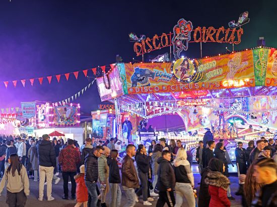 Fahrgeschäfte und bunte Lichter auf dem Frühlingsfest der Karlsruher Schausteller auf dem Messplatz