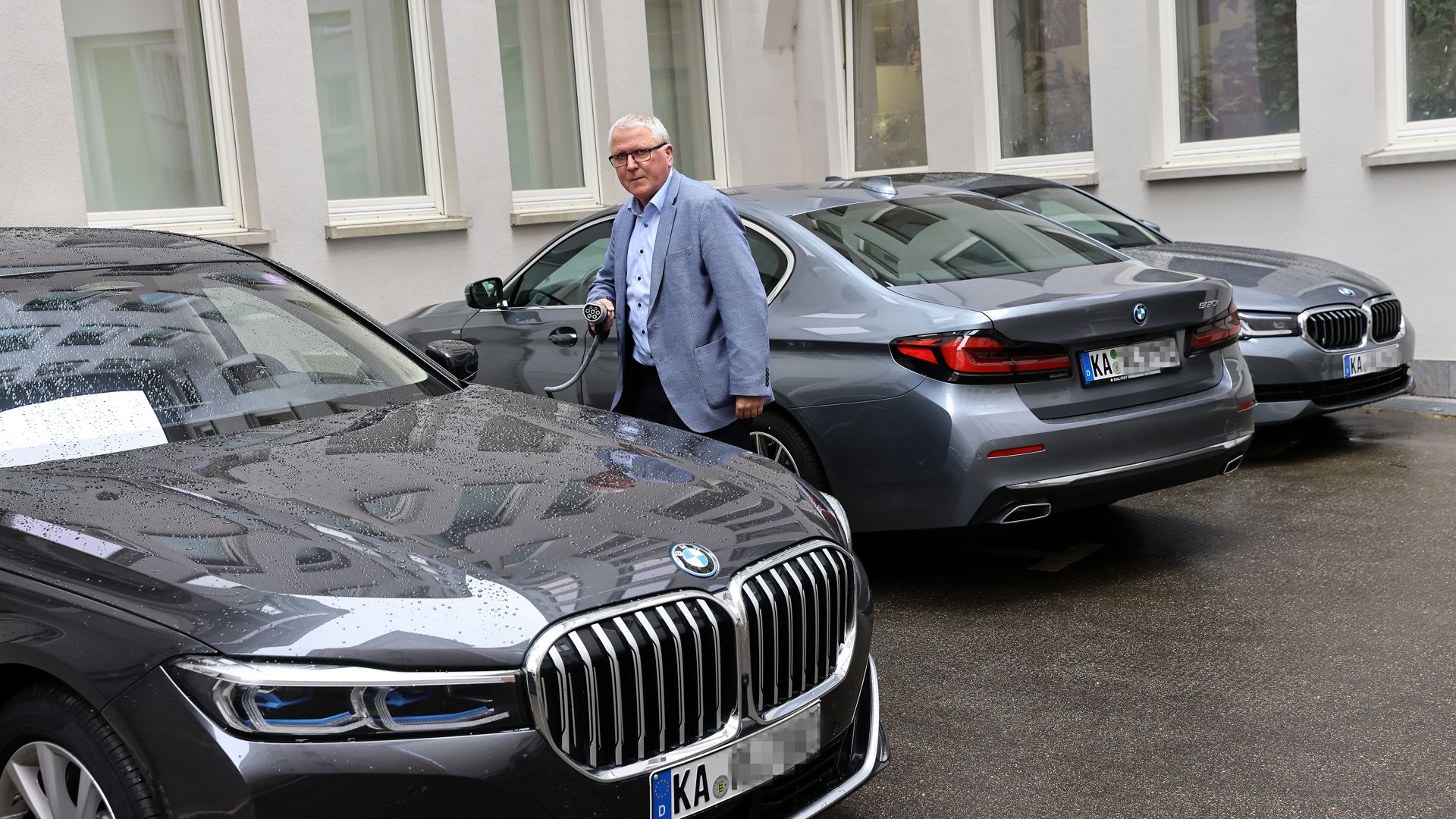 Fuhrpark: Der Oberbürgermeister und die Dezernenten der Stadt können für dienstliche Fahrten auf drei BMW-Limousinen – alles Plug-in-Hybride – zurückgreifen. Matthias Burgey versorgt sie mit Strom. Daneben gibt es noch einen rein elektrischen Kleinwagen. 