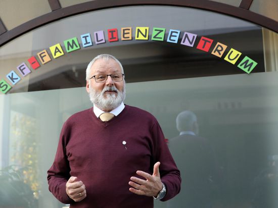 Jürgen Ganter aus Stutensee, Geschäftsführer des Sozialdienstes katholischer Frauen (SkF) für Stadt und Landkreis Karlsruhe, steht vor dem Familienzentrum im Passagehof 10 in der Karlsruher Innenstadt.