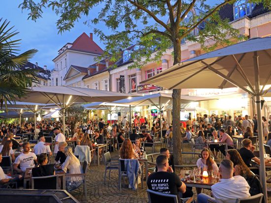 Fast wir früher: Auf dem Ludwigsplatz herrschte am Samstagabend bei sommerlichen Temperaturen reger Betrieb. Schon am Nachmittag waren die Außenterrassen voll belegt.