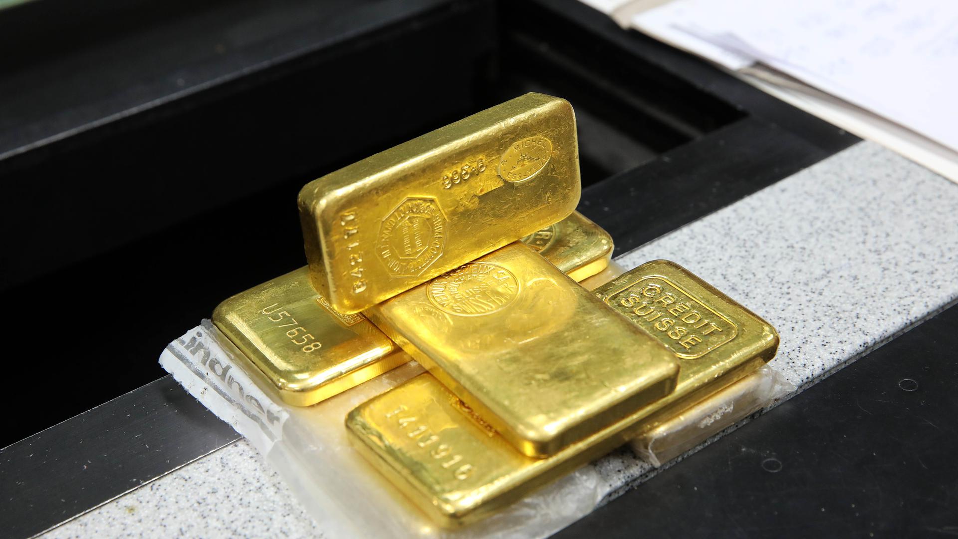 Sechs Goldbarren liegen aufgestapelt hinter der Theke in Heinz Schmalzrieds Karlsruher Pfandleihhaus. Aktueller Geldwert: 306.000 Euro. 
