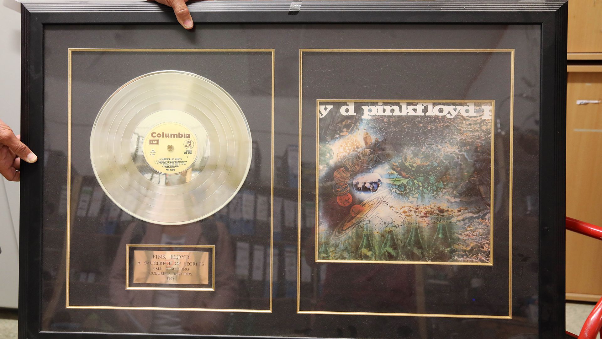 Ein besonderer Schatz: Diese Goldene Schallplatte der Rockband Pink Floyd holte der Besitzer nie ab. Nun gehört sie dem Pfandleiher Heinz Schmalzried.