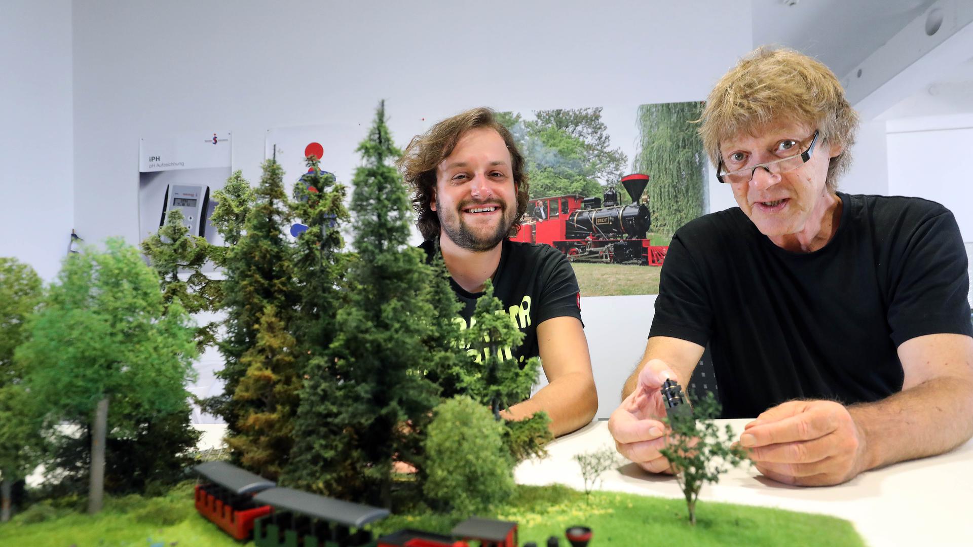 Die Greif in klein: Steffen Waidelich (links) und Andreas Schönfeld nehmen die gerade fertiggestellte Lok und ihre Mimi-Wagons in Augenschein.                                                