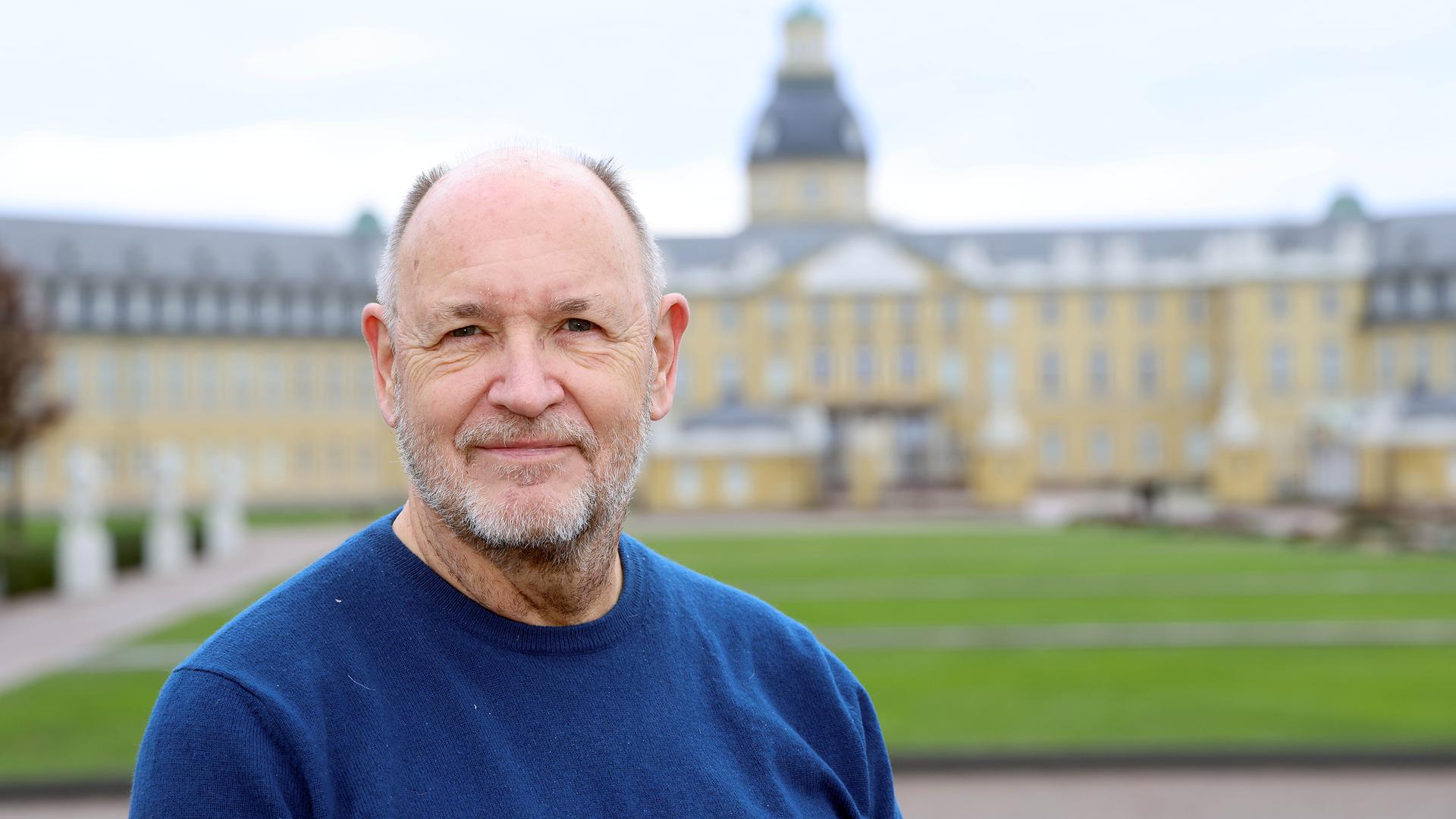 Er geht in den Ruhestand: Norbert Hacker, Leiter des Umweltamtes, steht vor dem Karlsruher Schloss. 