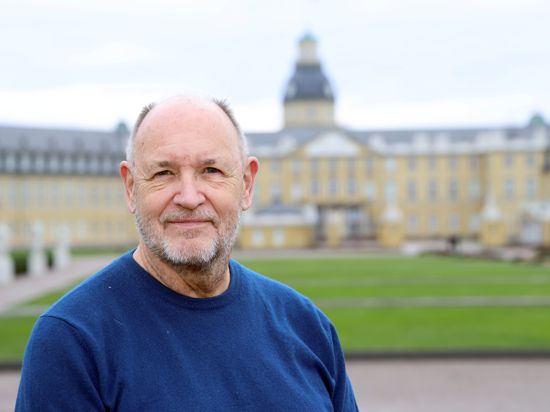 Er geht in den Ruhestand: Norbert Hacker, Leiter des Umweltamtes, steht vor dem Karlsruher Schloss. 