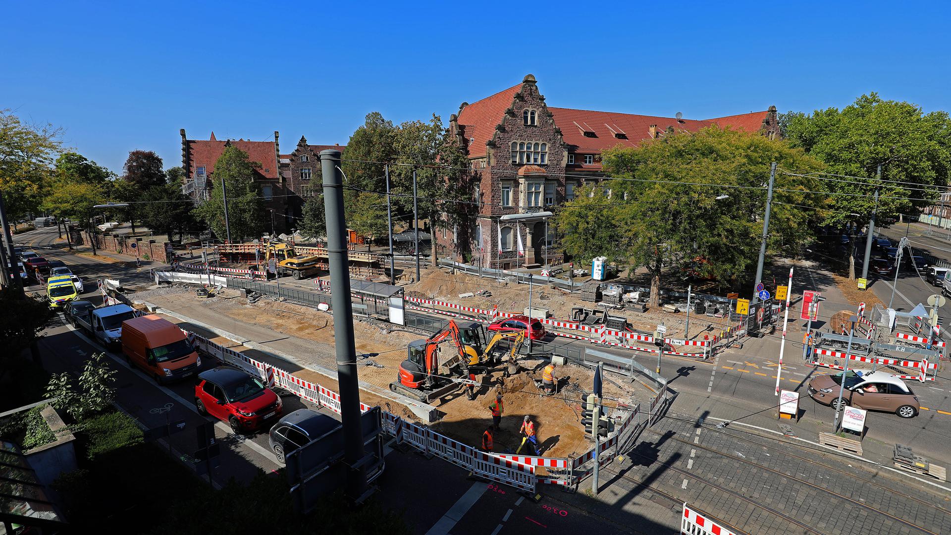 Baustelle beim Klinikum: Die Straßenbahnhaltestelle „Moltkestraße“ für die Linie 2 wird  barrierefrei ausgebaut. Am Montag rollten noch Autos an der Baustelle vorbei. Ab Dienstag ist die Straße auch für sie gesperrt.