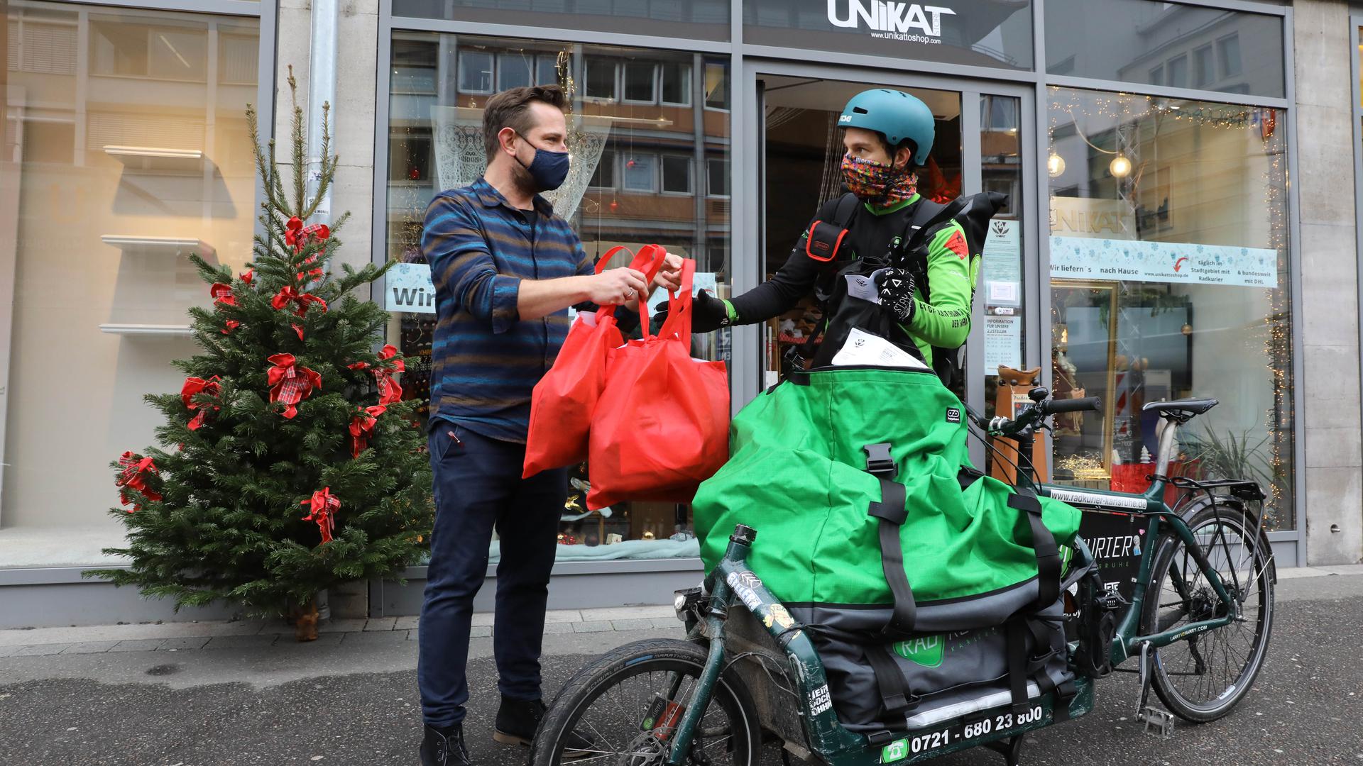 Übergabe vor dem Geschäft: Unikat-Inhaber Andreas Preißler händigt dem Radkurier Bestellungen aus. Die Lieferung ist für die Kunden im Stadtgebiet kostenfrei.  