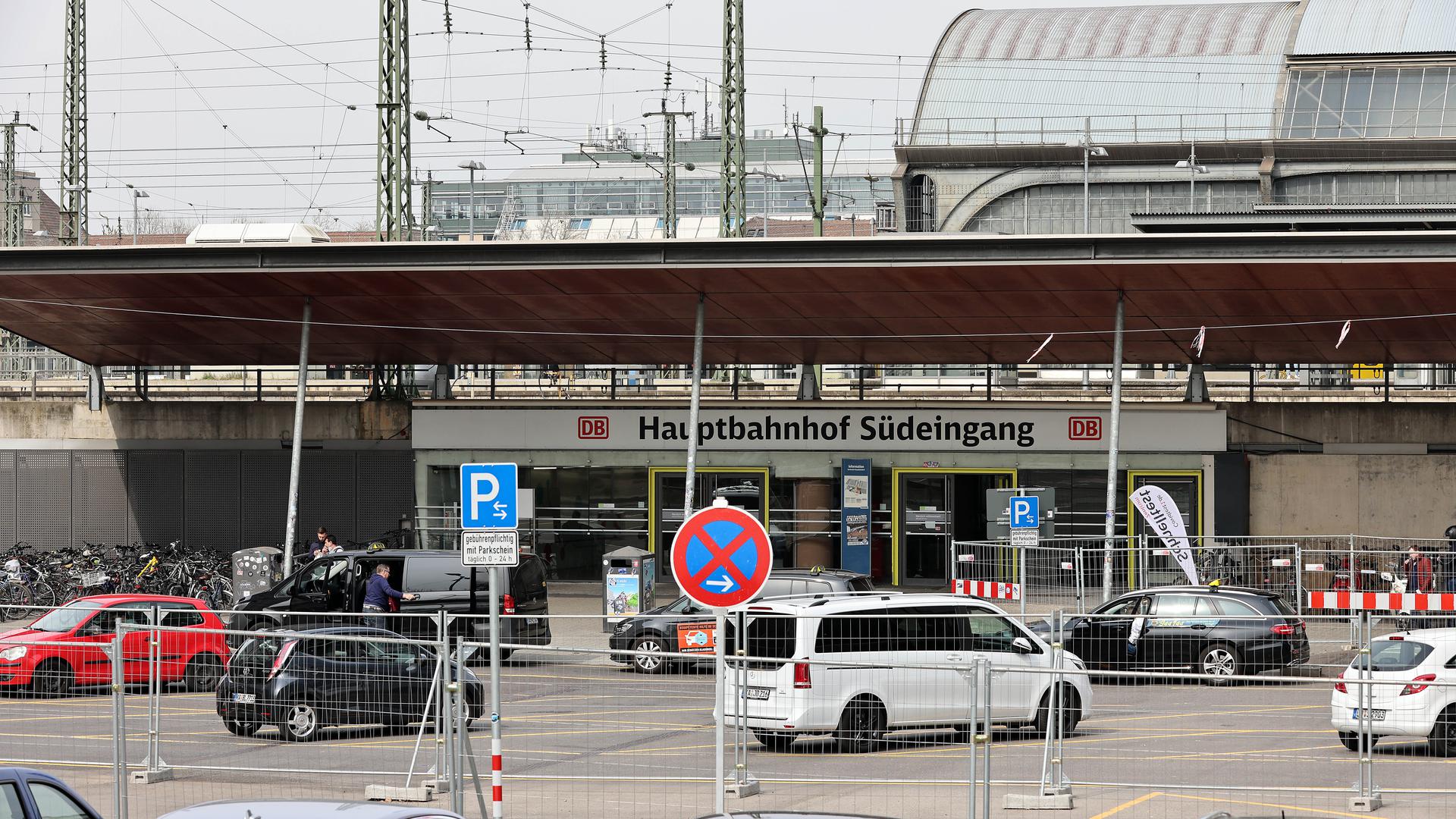 Neugestaltung: Der südliche Vorplatz des Karlsruher Hauptbahnhofs bekommt ein zeitgemäßes Gesicht. Dazu werden die Wegebeziehungen geändert und die Lage der Stellplätze angepasst.