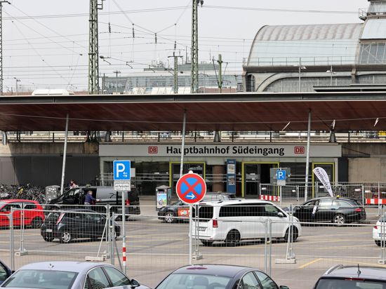 Neugestaltung: Der südliche Vorplatz des Karlsruher Hauptbahnhofs bekommt ein zeitgemäßes Gesicht. Dazu werden Bäume gepflanzt und die Lage der Stellplätze angepasst.