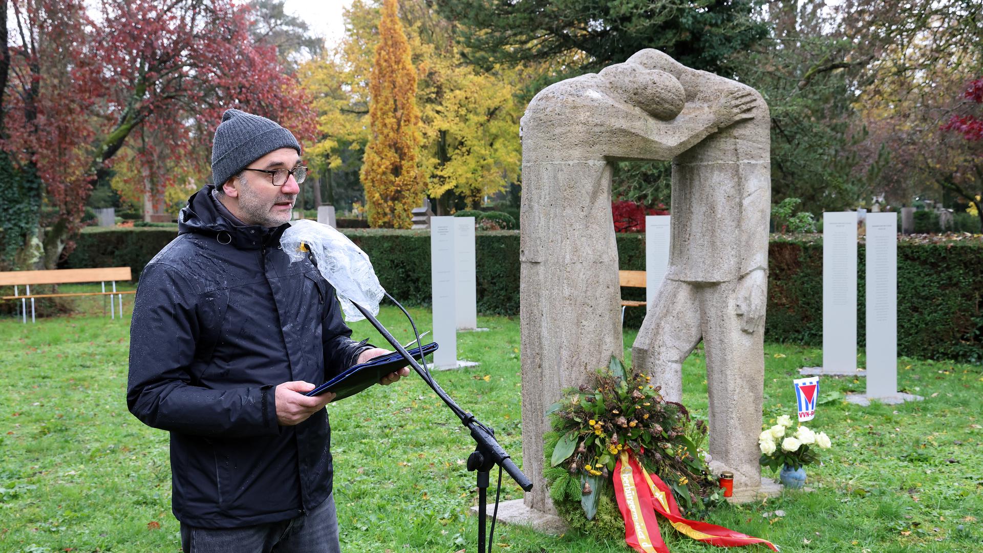 Michael Auen, Vorsitzender der Lebenshilfe, hielt die Ansprache am Euthanasie-Ehrenmal bei der Gedenkfeier für die Opfer des Faschis-mus.