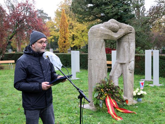 Michael Auen, Vorsitzender der Lebenshilfe, hielt die Ansprache am Euthanasie-Ehrenmal bei der Gedenkfeier für die Opfer des Faschis-mus.