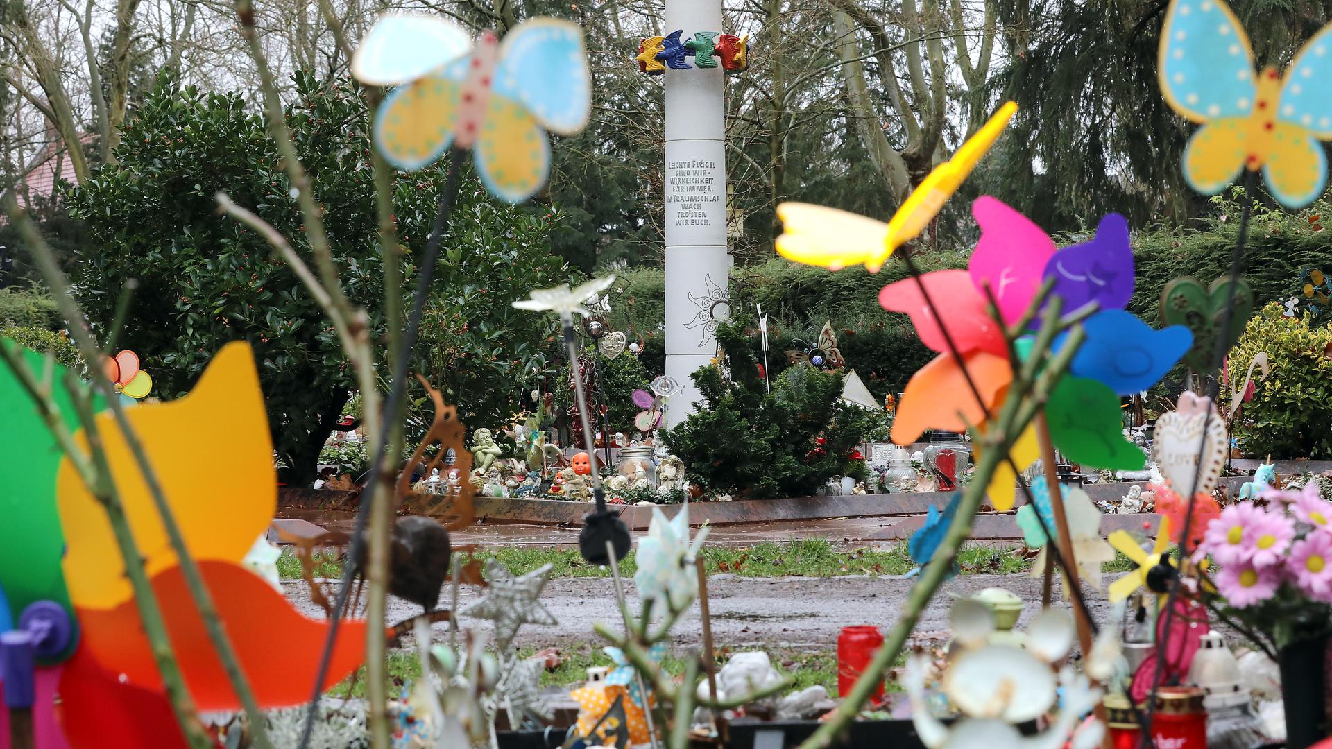 Bunt ist die Trauer: Auf dem Sternenkinder-Gräberfeld des Hauptfriedhofs werden totgeborene und fehlgeborene Kinder bestattet.  