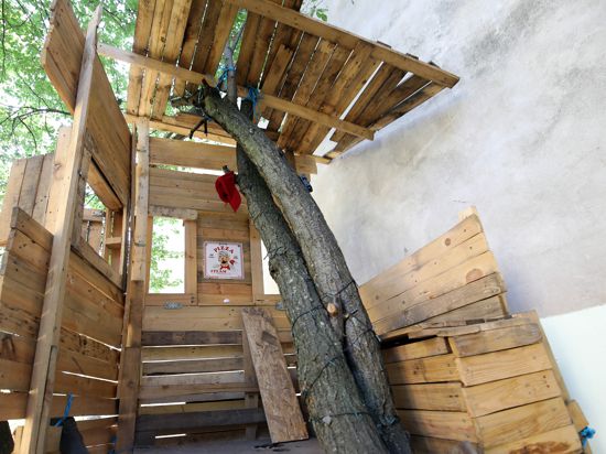 Upcycling: Aus übrig gebliebenen Paletten eines Sportgeschäfts haben die Kinder aus der Moninger-Wohnanlage ein Baumhaus gebaut.