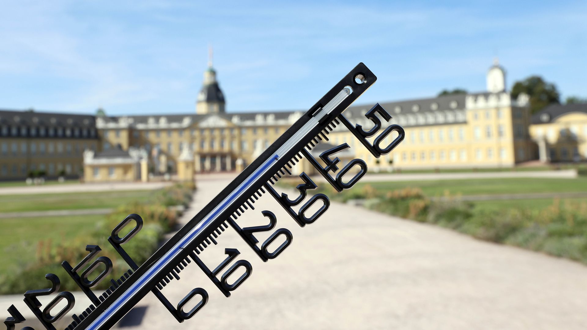 Symbolbild ein Thermometer vor dem Karlsruher Schloss