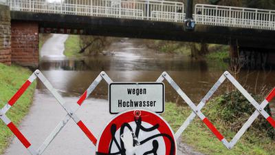 Land unter: Die Rad- und Fußwege entlang der Alb sind wegen des Hochwassers wie hier bei Beiertheim teilweise nicht passierbar. 