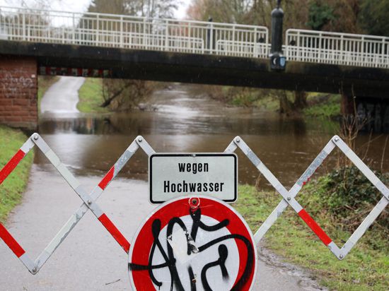 Land unter: Die Rad- und Fußwege entlang der Alb sind wegen des Hochwassers wie hier bei Beiertheim teilweise nicht passierbar. 