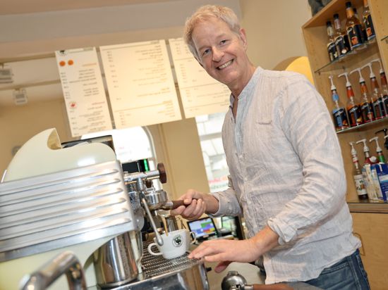 Bernd Hocke freut sich auf seinen Geburtstag. Am Donnerstag wird der Inhaber des Cafés „MoccaSin“ 56 Jahre alt – oder 14, je nachdem, wie man es betrachtet.