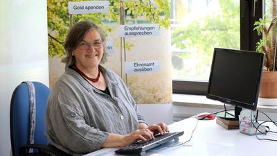 Christine Ettwein-Friehs, Leiterin des ambulanten Hospizdienstes in Karlsruhe, sitzt am Schreibtisch.