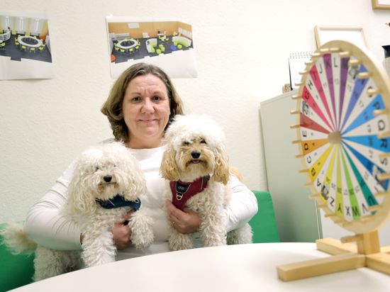 Valeria Westermayer mit den beiden Hunden Monti und Nala (rechts).