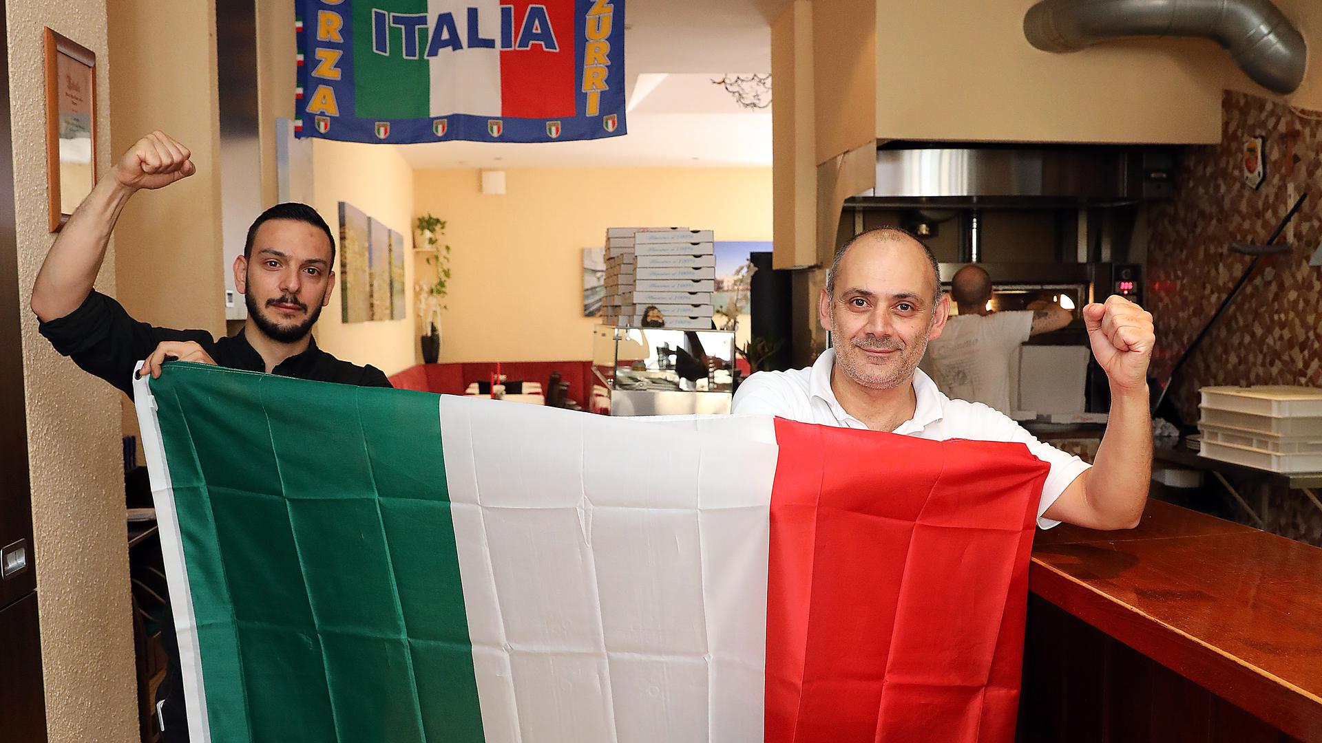 Vom Sieg der Squadra Azzurra überzeugt: Emanuele Caredda (links) und Graziano Musolino. 