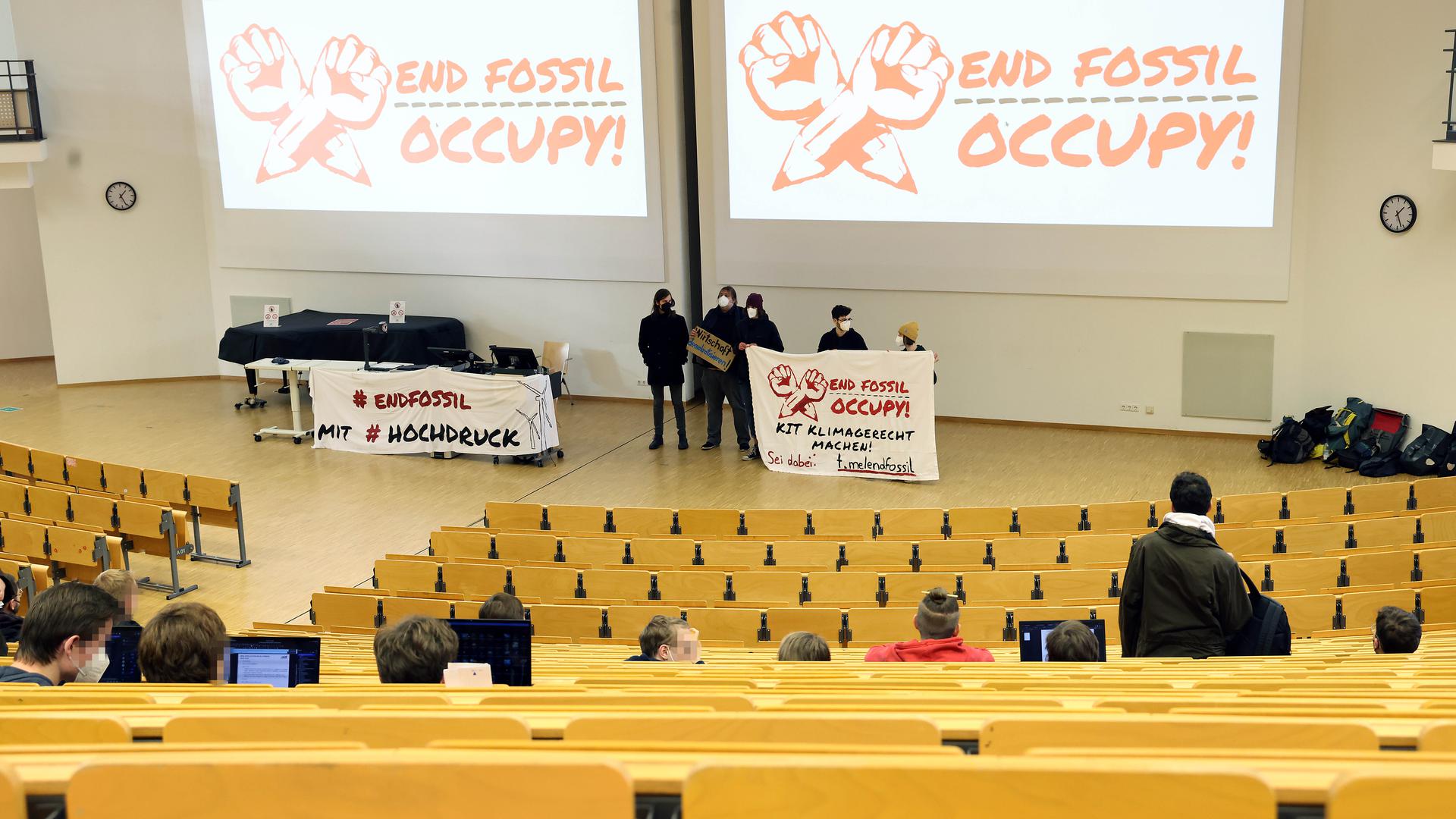 Aktivisten der „End Fossil Occupy“ im Audimax am KIT