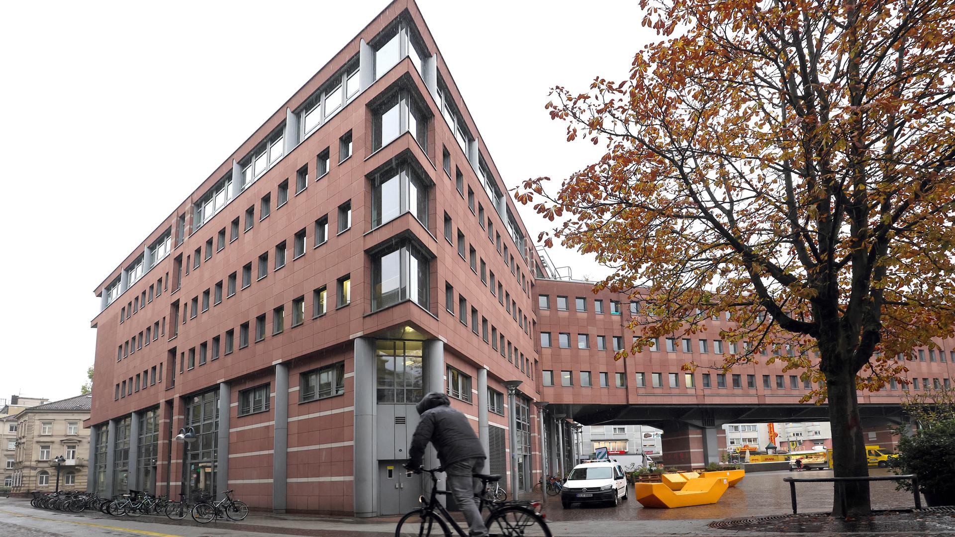 In diesem Gebäude am Karlsruher Kronenplatz residiert die Fachschaft für Wirtschaftswissenschaften am KIT.
