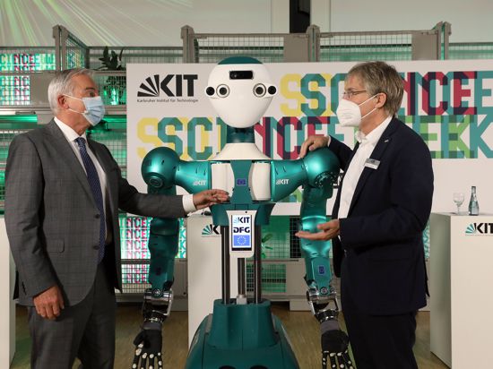 Zur Eröffnung der Science Week des KIT im Audimax flankieren Thomas Strobl,  stellvertretender Ministerpräsident und Innenminister (links) und KIT-Präsident Holger Hanselka den humanoiden Roboter Armar 6 des KIT.