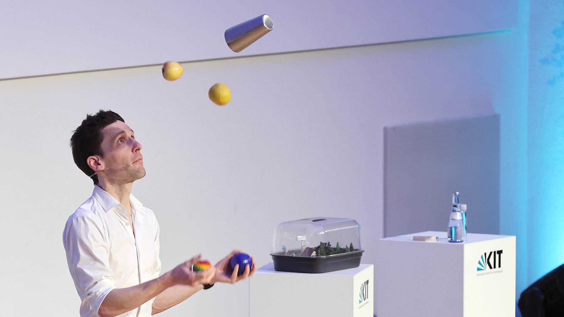 Hier fliegen die Bälle: Wissenschafts-Jongleur Christoph Rummel zeigt bei der Jahresfeier des Karlsruher Instituts für Technologie sein Können.