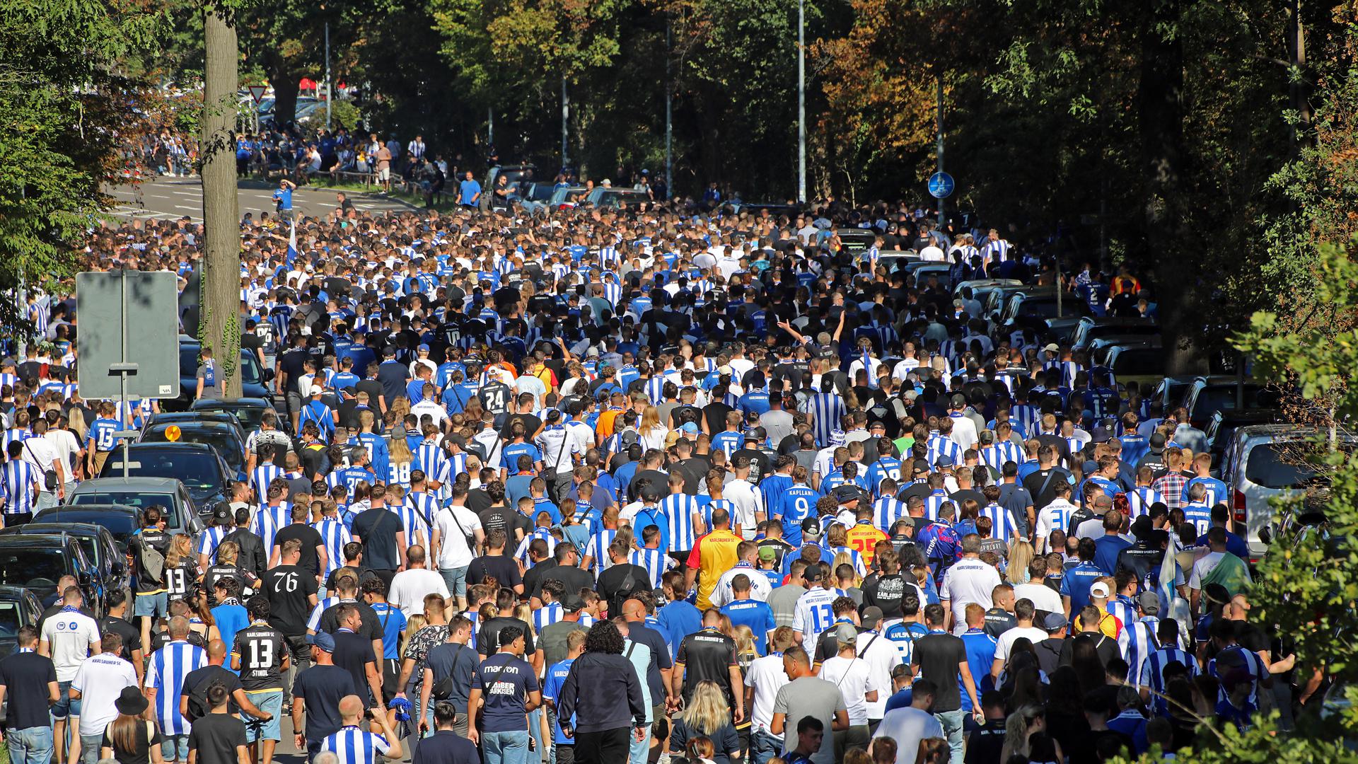 Mehrere tausend KSC-Fans auf dem Weg zum Stadion.