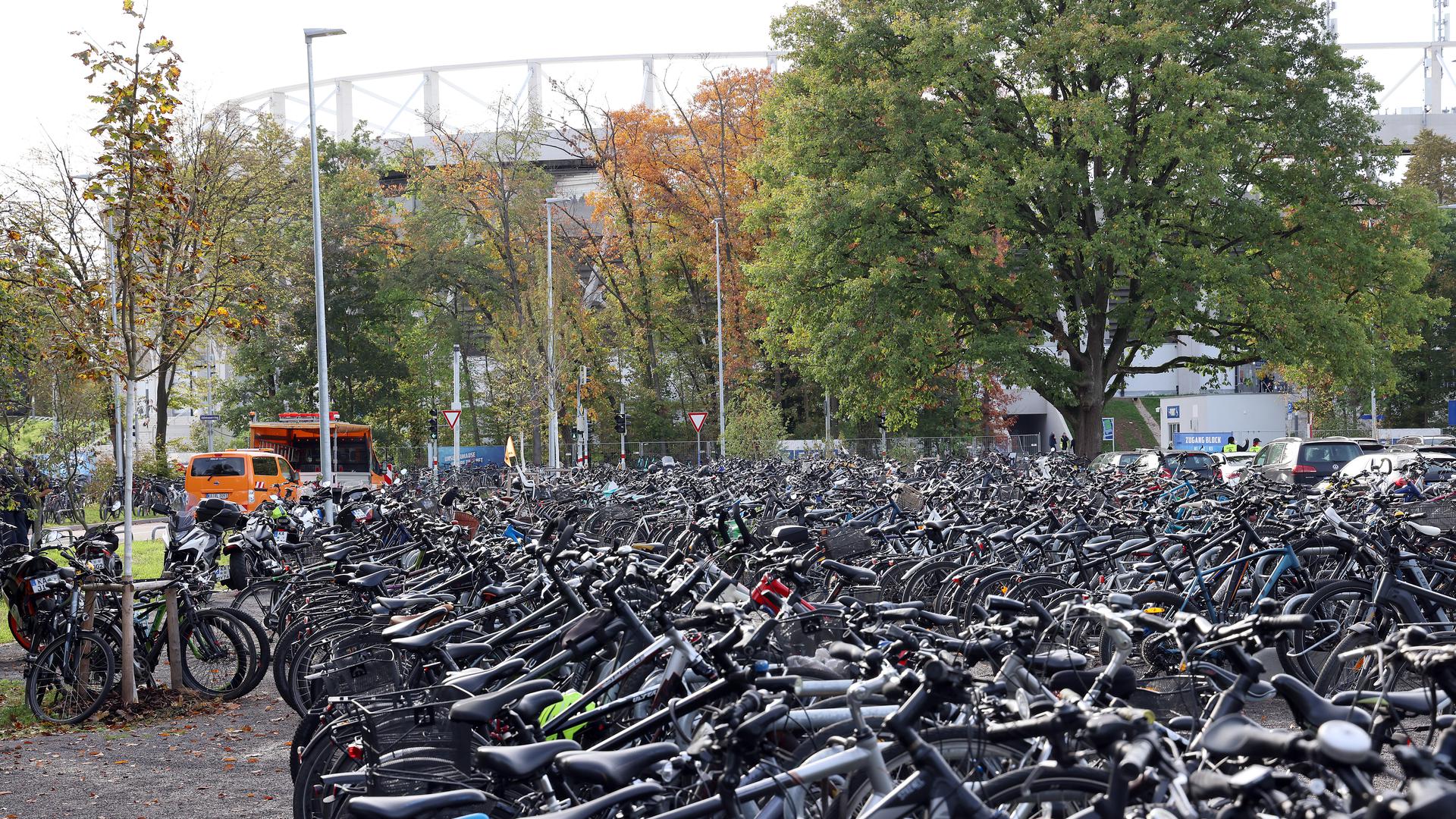 Viel los: Rund 18.000 Fans haben sich am Sonntag auf den Weg ins Wildparkstadion gemacht, um den KSC gegen Fortuna Düsseldorf zu unterstützen. Viele davon waren mit dem Fahrrad unterwegs.