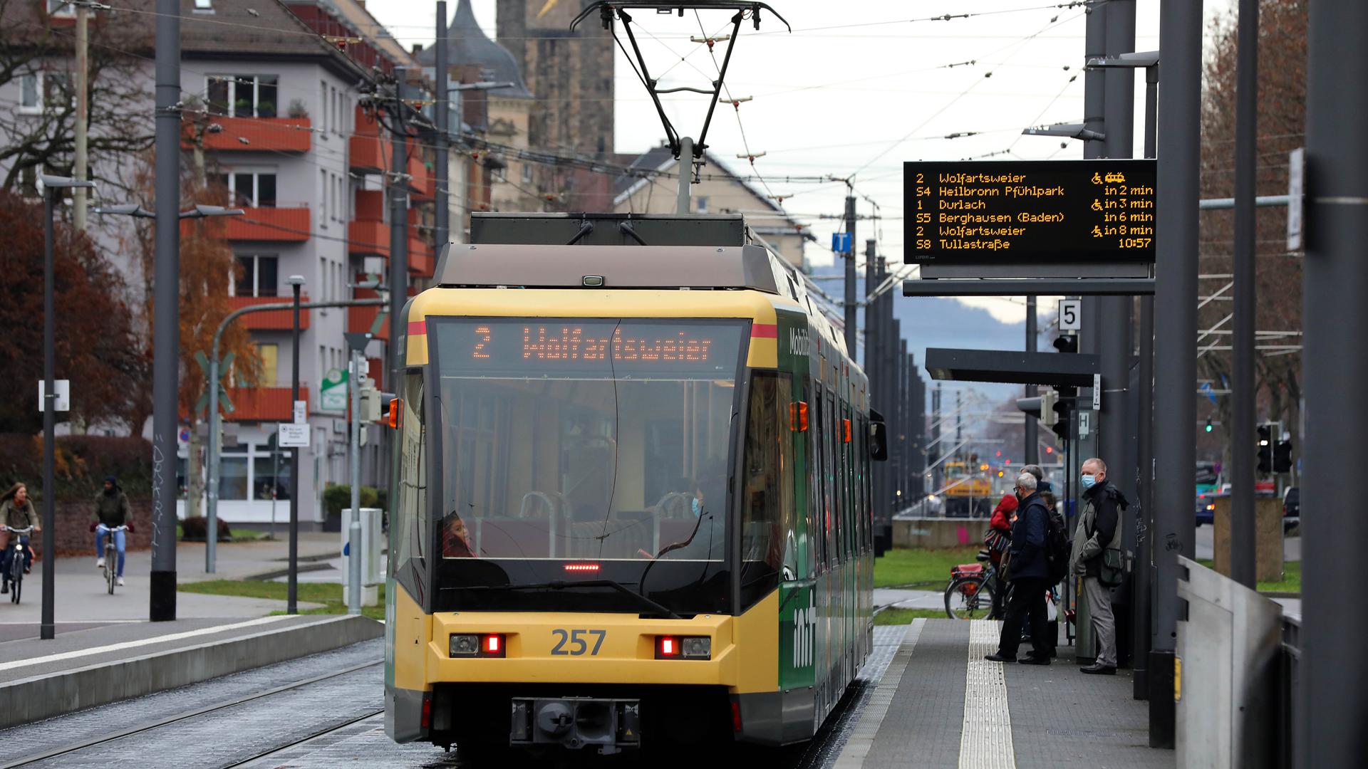 Flaute für die Straßenbahn: Wie an der Station „Durlacher Tor“  herrscht im Lockdown meist gähnende Leere auf dem Bahnsteig. 