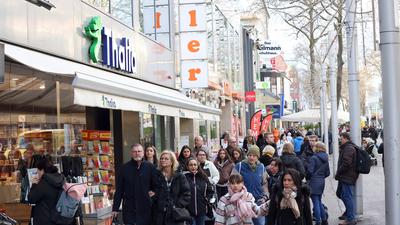 Einkaufsbummel auf der Kaiserstraße mit Thalia-Buchhandlung.