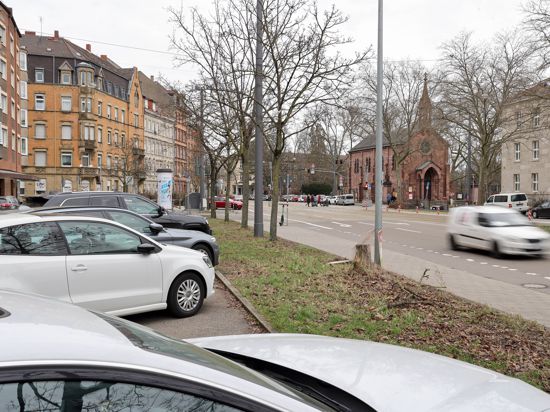Ein Teil der Parkplätze in der Karlsruher Kapellenstraße fällt nach dem Umbau weg. 