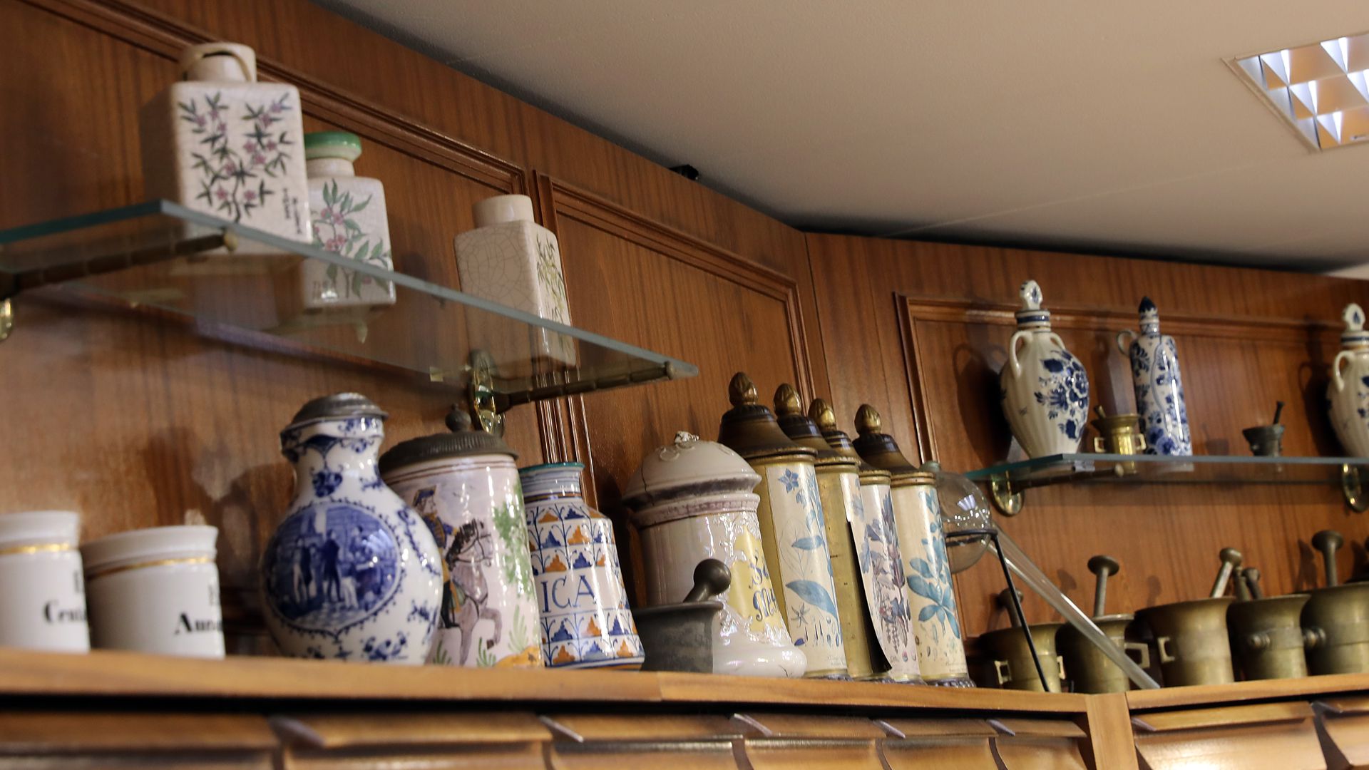 Mörser, Tiegel und altes Porzellan zieren die Karl-Apotheke. 
