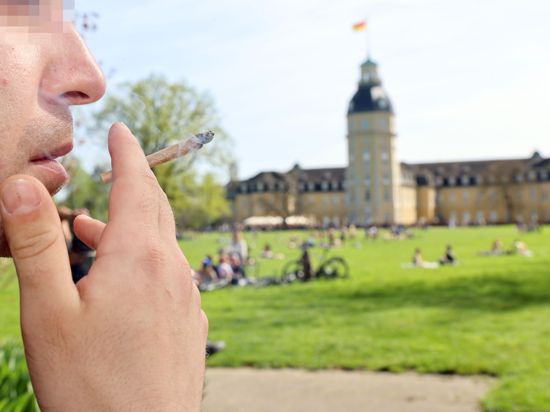 Kiffer genießt einen Joint im Karlsruhe Schlosspark