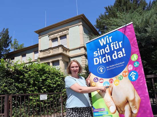 Am 4.08.2022 steht die Geschäftsführerin des Kinderschutzbundes Karlsruhe, Renate Gissel, vor dem Gebäude Kriegsstraße 152, in dem der Verein seine Räume hat.