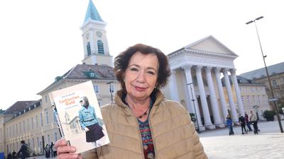 Eva Klingler mit ihrem Buch " Badisches Gold" auf dem Marktplatz in Karlsruhe.